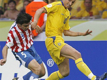 Zlatan Ibrahimovic lucha por un balón con Julio César, de Paraguay, en su primer partido en Alemania 2006.