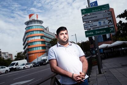 Luis Díaz, exjefe de logística de Ciudadanos, el miércoles ante la sede del partido en la calle de Alcalá de Madrid.