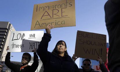 Un grupo de latinos protesta contra Trump en Misuri.