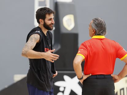 Sergio Scariolo conversa con Ricky Rubio en un entrenamiento de España.