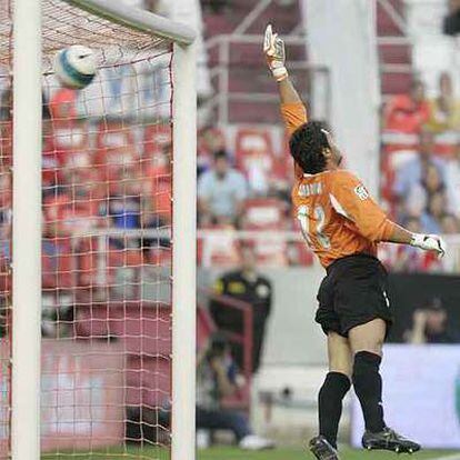 Munúa no puede detener el disparo de Duda, el primer gol del Sevilla.