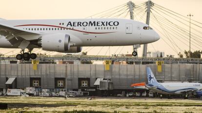 Un avión de Aeroméxico aterriza en el aeropuerto de Ciudad de México.