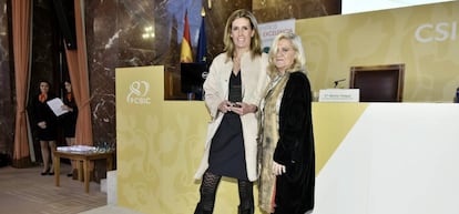 Manuela Lara, directora de I+D+i de Santillana recoge el premio entregado por Irene Navarro, vicepresidenta de CEX.
