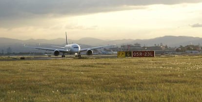 Un avión aterriza en el aeropuerto de la Ciudad de México.