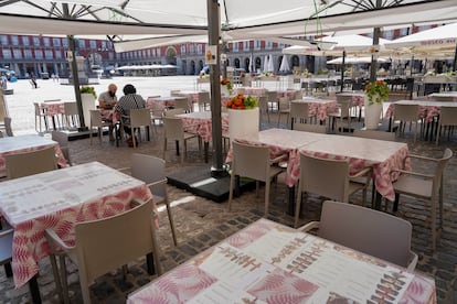 Un pareja de franceses, únicos clientes en la veintena de mesas del restaurante Magerit en la Plaza Mayor.