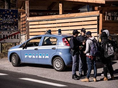 La policía italiana identifica a varios migrantes que intentan cruzar a Francia desde Claviere.