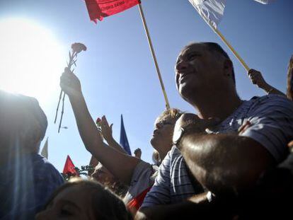 Una mujer levanta un clavel en la protesta de hoy en Lisboa.