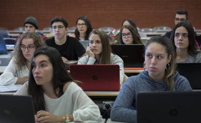 Estudiantes en una clase de la Universidad de Valencia.