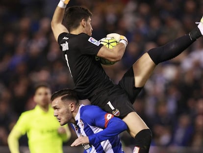 Mari&ntilde;o cae sobre Lucas P&eacute;rez.