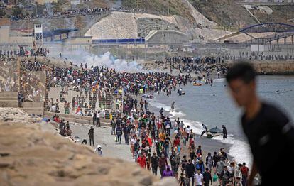 La policía española trata de dispersar a inmigrantes en la frontera ceutí. Miles de personas han intentado cruzar esta mañana por el espigón del Tarajal. Las entradas comenzaron a decrecer en torno al mediodía y por la tarde prácticamente se han detenido: en el mar quedaba gente nadando, pero ya sin intentos de cruzar la frontera.