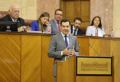 El presidente en funciones de la Junta de Andalucía, Juan Manuel Moreno, durante su discurso en el pleno de investidura en el Parlamento andaluz.