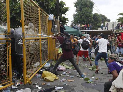 Enfrentamientos entre inmigrantes y la policía en la frontera entre Guatemala y México.