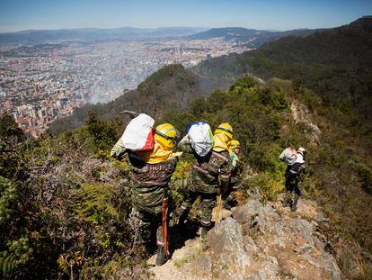 Soldados combaten el incendio en las colinas del oriente de Bogotá, el 23 de enero.