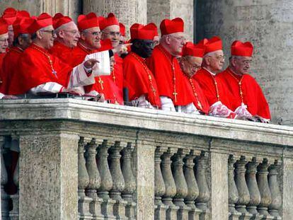 Cardenales, tras la elección en cónclave de Joseph Ratzinger en 2005.