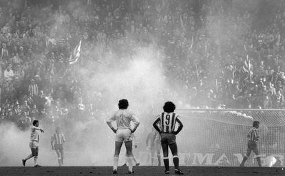 Camacho y Hugo Sánchez durante un derbi en el Calderón.