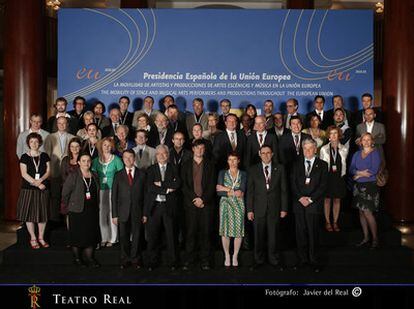 Foto de familia realizada en el Teatro Real, dentro de la Jornada sobre la Movilidad de Artistas y Producciones de Artes Escénicas y Música de la Unión Europea.