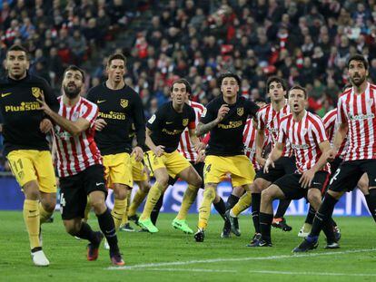 Jugadores del Atlético y Athletic esperan el lanzamiento de un córner.