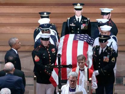 El f&eacute;retro de John McCain sale de la catedral de Washington tras su funeral el pasado 1 de septiembre, al que asistieron los expresidentes Clinton, Bush y Obama.