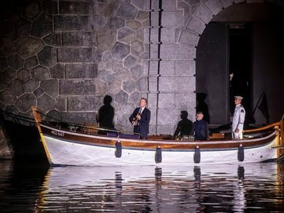 El violinista Daniel Hope interpreta una pieza de Max Richter en un escenario flotante en el río Moldava, en Praga en septiembre de 2020.