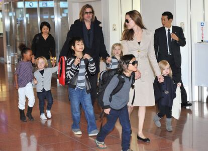 Angelina Jolie y Brad Pitt junto a sus hijos.