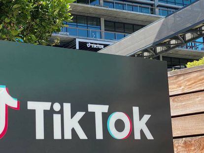 Logo de TikTok en Los Ángeles, EE UU.  