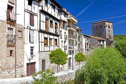 De unos 600 habitantes, Covarrubias, situada en la ribera del Arlanza (Burgos), conserva la única fortaleza castellana anterior al siglo XI, el Torreón de Fernán González, mozárabe. El pueblo ha vivido en los últimos años un auge turístico generado por la tumba de la princesa Cristina de Noruega en el claustro de la Colegiata de San Cosme y San Damián. La princesa, hija de Haakon IV, se casó con el infante Felipe, hermano de Alfonso X el Sabio, el 31 de marzo de 1258 en Valladolid, y fue enterrada en Covarrubias tras su muerte cuatro años después. La leyenda dice que quien toque la campana que hay junto al sepulcro encontrará pareja. Destacan también en Covarrubias el edificio del Archivo del Adelantado de Castilla y numerosas casas con entramado de viguería en la fachada.