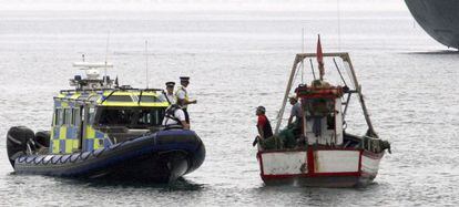 El patrón de un pesquero español dialoga con agentes de la policía de Gibraltar el pasado agosto.