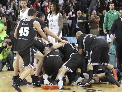 Los jugadores del Gescrap Bizkaia celebran el triunfo en el &uacute;ltimo instante contra el contra el Montepaschi Siena. 