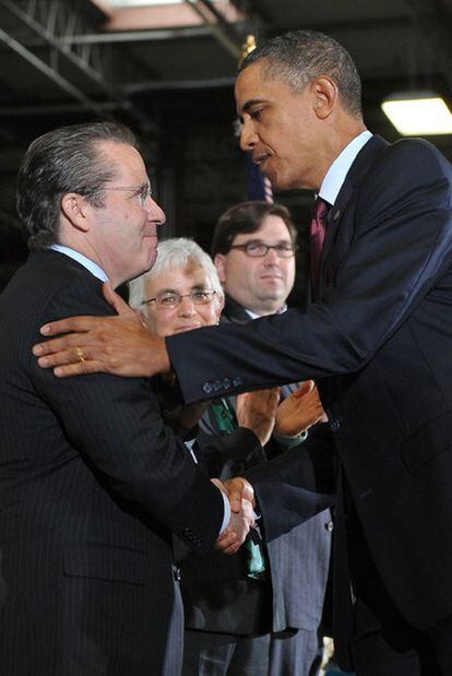 Gene Sperling saluda a Barack Obama, ayer en Maryland.