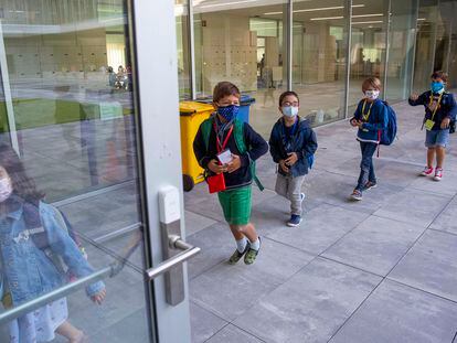 Escolares acuden a un colegio de San Sebastián el primer día de clase en el curso 2022/2023.