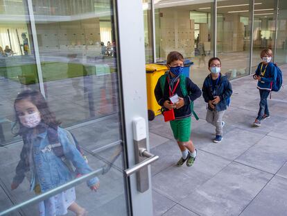 Escolares acuden a un colegio de San Sebastián el primer día de clase en el curso 2022/2023.