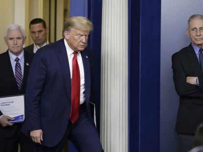 Donald Trump y, a la derecha, Anthony Fauci, en la Casa Blanca, el viernes 26 de marzo.
