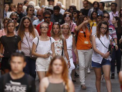 Turistas en el barrio gotico de Barcelona.