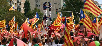 Una colla castellera levanta un castillo en la Meridiana de Barcelona donde esta tarde se está celebrando la manifestación con motivo de la Diada.