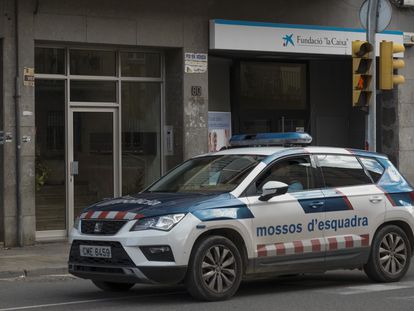 GRAFCAT4295. LLEIDA (ESPAÑA), 16/12/2022.- Los Mossos dEsquadra han detenido a un hombre de 40 años acusado de matar a su pareja, una mujer de 34 años a la que se había dado por desaparecida desde el pasado domingo y cuyo cadáver se ha localizado hoy en el trastero de su piso en Lleida.En la imagen agentes de la policía autonómica realizan su labor en el domicilio de la víctima. EFE/Àlex López
