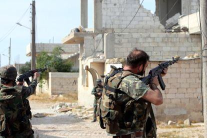 Dos soldados rebeldes contra posiciones del régimen en Qusayr, en Siria.