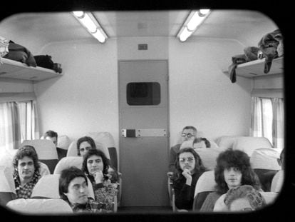 Goma viajando en 1975 en tren de Sevilla a Madrid para grabar '14 de abril. Es una de las pocas imágenes que existen del grupo. De izquierda a derecha: Pepe Saxo y a su lado Alberto Toribio (teclados). Delante de este, Pepe Lagares (bajo). En los asientos de la derecha, Manuel Imán (guitarra, con gafas) y delante Antonio Smash (batería).