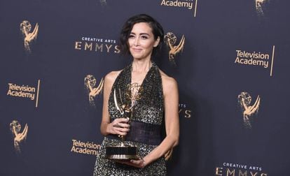 Carmen Cuba, responsable del casting de 'Stranger Things', posa con su Emmy, el domingo.