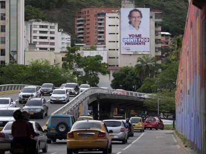 Una valla publicitaria con propaganda electoral del candidato presidencial Federico Gutiérrez, en Cali.
