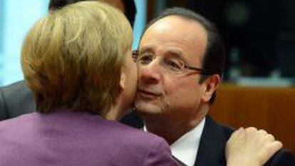 La canciller alemana, Angela Merkel, salundando al presidente franc&eacute;s Franoise Hollande. 