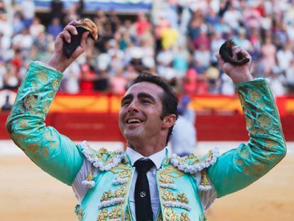 El Fandi, con las dos orejas que cortó al cuarto toro de la tarde.