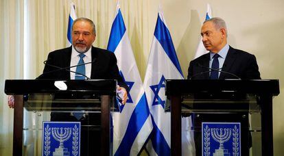 El nuevo titular de Defensa israelí, Avigdor Lieberman, y el primer ministro, Benjamin Netanyahu, este miércoles en Jerusalén.