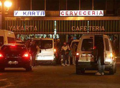 Movimiento de madrugada en un bar de la plaza Elíptica, en Madrid, donde se recluta a inmigrantes para la construcción.