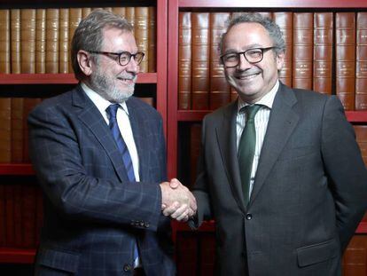 Juan Luis Cebrián (izquierda) y Manuel Polanco, tras el consejo de administración de PRISA.