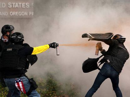 Miembros del grupo de extrema derecha Proud Boys se enfrentan a los contramanifestantes durante los mítines rivales en Portland, Oregon, EE UU.