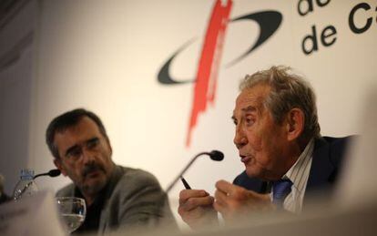 Francisco Rubio Llorente, a la derecha, junto a Manuel Cruz, catedrático de Filosofía y presidente de Federalistes d'Esquerres.