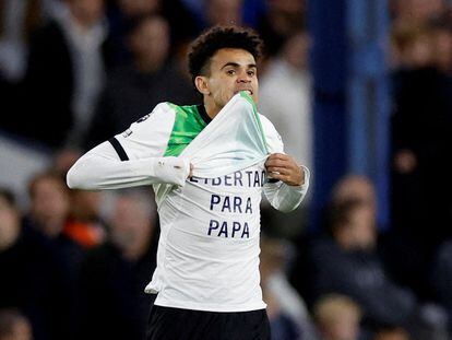 Luis Díaz muestra el mensaje "Libertad para papá" tras anotar el gol del empate del Liverpool ante el Luton Town, el 5 de noviembre de 2023.