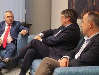 El expresidente de la Generalitat y eurodiputado de JxCat, Carles Puigdemont (2d), y el secretario de organización del PSOE, Santos Cerdán (c), en una de sus reuniones en Bruselas.