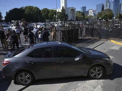 El auto que transporta al presidente de Argentina, Alberto Fernández, llega este martes 15 de febrero a los tribunales de Buenos Aires,
