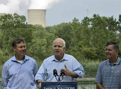 El candidato republicano, John McCain, se dirige a los periodistas en los alrededores de la Planta Enrico Fermi, cerca de Detroit.